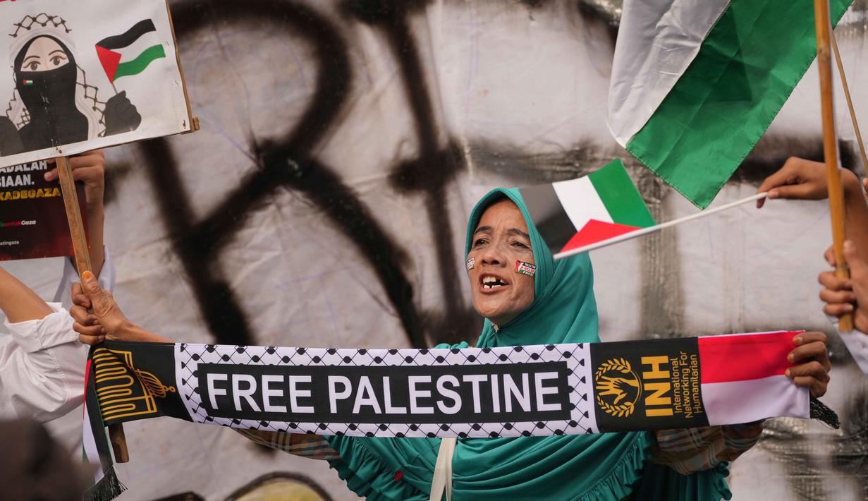 Seorang pengunjuk rasa meneriakkan slogan-slogan dalam unjuk rasa memperingati dua tahun perang di Gaza, di luar Kedutaan Besar Amerika Serikat di Jakarta, Selasa 7 Oktober 2025. (AP Photo/Achmad Ibrahim)