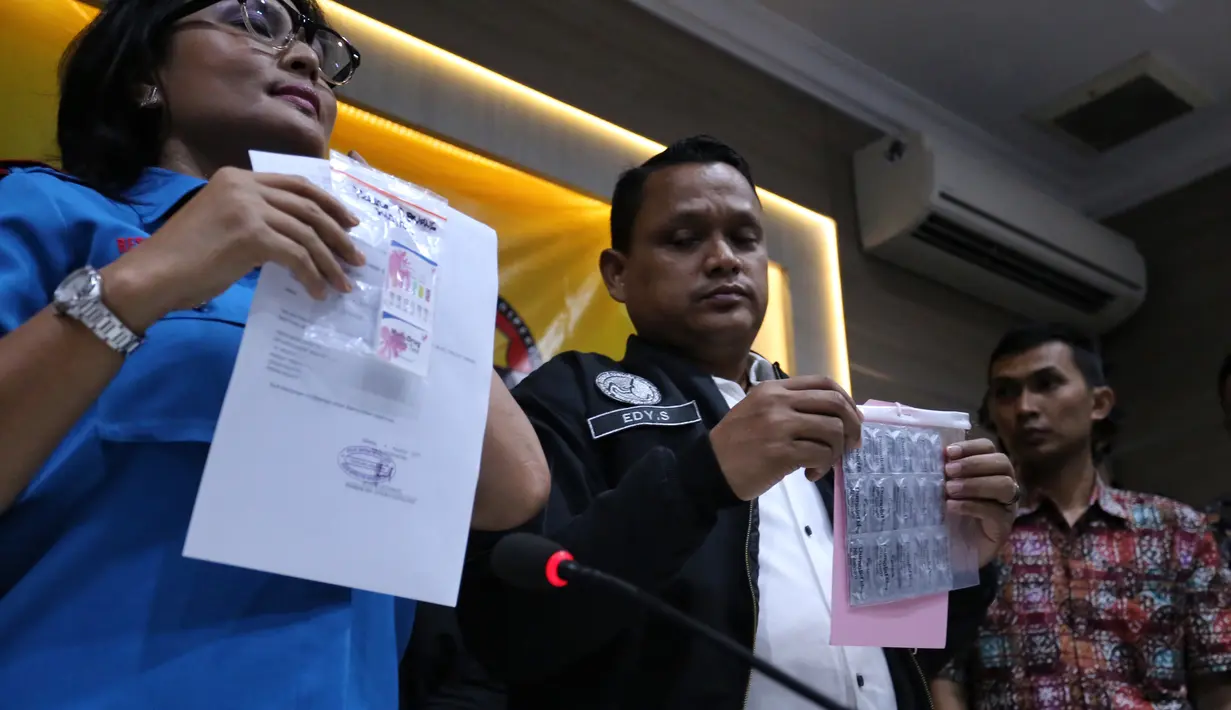 "Kami lakukan proses sebagaimana UU psikotropika. Sampai saat ini kami lakukan pemeriksaan, termasuk pengakuan tersangka, (dia) menggunakan," kata Vivick Tjangkung, Kasat Narkoba Polres Jakarta Selatan, Jumat (4/8/2017). (Adrian Putra/Bintang.com)