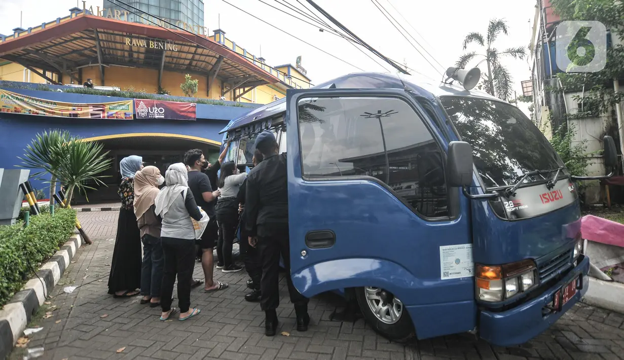 Warga menukarkan uang pecahan kecil di mobil Kas Keliling BI, Pasar Rawa Bening, Jakarta Timur, Senin (18/4/2022). Untuk mencegah virus corona, BI meminta masyarakat mendaftar melalui aplikasi Pintar BI di https://pintar.bi.go.id sebelum ke mobil kas keliling BI. (merdeka.com/Iqbal S.Nugroho)