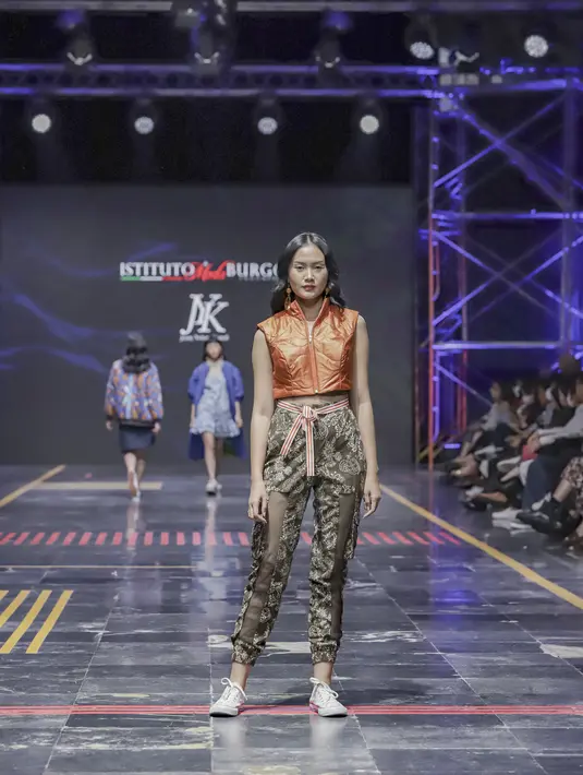 Ketujuh desainer itu, diantaranya Tities Sapoetra (label Tities Sapoetra), Howard Laurent (HOWARD LAURENT), Mira Nur Gandaniati (Zola Leather), Bintang Dini Haryanto (B BY BIEN), Jesslin Viola (label Jesslin Viola), Dery Rizkianto (The Rizkianto), dan termasuk pendiri Burgo Indonesia, Jenny Yohana Kansil (label JYK).