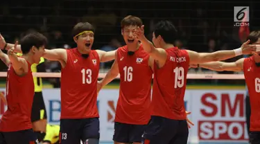 Pemain Timnas voli putra Korea bersorak merayakan poin saat melawan Jepang pada Kejuaraan Voli Asia 2017 di GOR Tri Dharma, Gresik, Rabu (26/7). Korea unggul 3-2. (Liputan6.com/Helmi Fithriansyah)