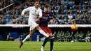 Penyerang Real madrid Cristiano Ronaldo (kiri) saat menendang bola ke gawang Barcelona di stadion Santiago Bernabeu, Spanyol, (22/11). Gol Barcelona dicetak oleh Luis Suarez dengan dua gol dan sisanya oleh Iniesta dan Neymar. (Reuters/Paul Hanna)