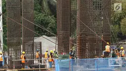 Pekerja membangun konstruksi bangunan bertingkat di Jakarta, Jumat (18/1). Pemerintah akan membatasi baja impor yang masuk ke Indonesia mulai 20 Januari 2019. (Liputan6.com/Immanuel Antonius)