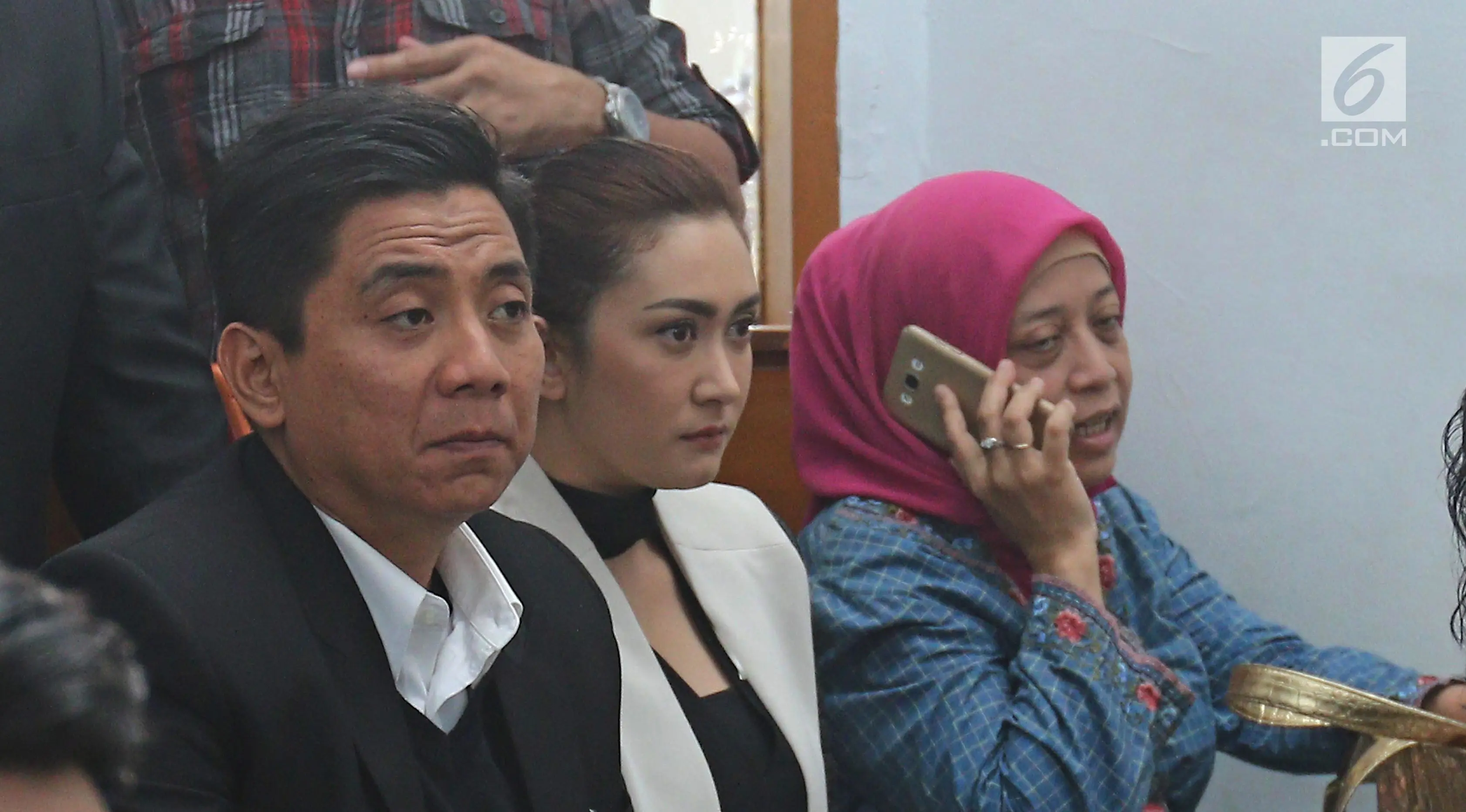 Aktris Nafa Urbach didampingi kuasa hukumnya, Sandy Arifin menghadiri sidang perdana perceraiannya di Pengadilan Negeri Jakarta Selatan, Senin (2/10). Nafa menggugat cerai Zack Lee pada 19 September 2017 lalu di PN Jaksel. (Liputan6.com/Herman Zakharia)