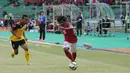 Penyerang timnas Indonesia U-23, Ilham Udin Armaiyn (kanan) menghindari kawalan pemain Brunei Darussalam, M Faiz Farhan B Kamat di laga kualifikasi grup H Piala Asia 2016 di Stadion GBK Jakarta, Minggu (29/3/2015). (Liputan6.com/Helmi Fithriansyah)