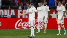 Pemain Real Madrid Luka Modric (kiri) bereaksi setelah pemain Girona Taty Castellanos mencetak gol pada pertandingan sepak bola Liga Spanyol di Stadion Montilivi, Girona, Spanyol, Selasa (25/4/2023). (AP Photo/Joan Monfort)