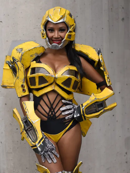Seorang wanita mengenakan kostum karakter Bumblebee berpose untuk difoto saat mengikuti New York Comic Con 2017 di Jacob Javits Center (7/10). Acara ini merupakan sebuah ajang berkumpul bagi para penggemar komik. (AFP Photo/Timothy A. Clary)