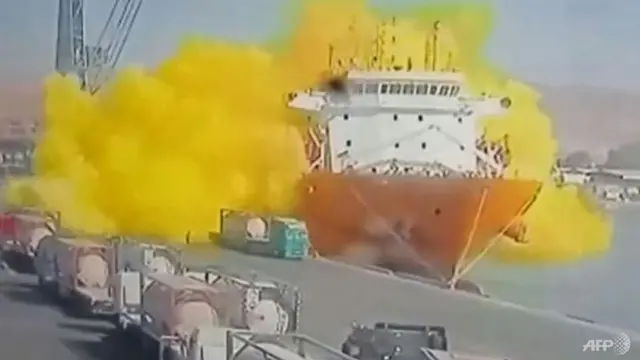Rekaman di TV pemerintah menunjukkan sebuah silinder besar jatuh dari derek di kapal yang ditambatkan, menyebabkan ledakan hebat gas kuning di pelabuhan Aqaba Yordania. (Foto: AFP/Al Mamlaka TV)