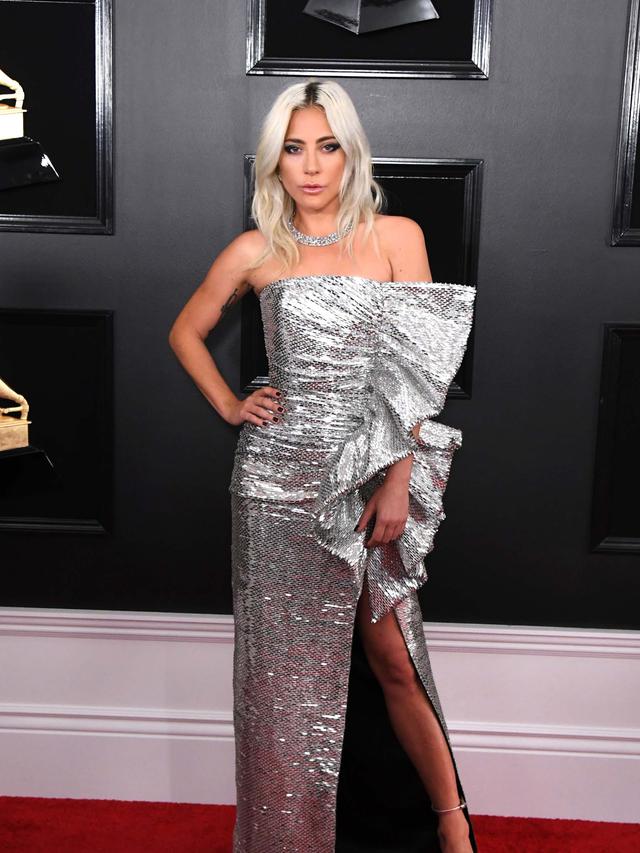 Tepergok Ciuman Di Restoran Lady Gaga Punya Pacar Baru Showbiz