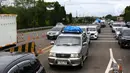 Polda Banten melakukan kanalisasi kendaraan truk sedang dan besar yang menuju Sumatra keluar Gerbang Tol Cilegon Timur untuk diarahkan ke Pelabuhan Ciwandan/BBJ. (Liputan6.com/Angga Yuniar)