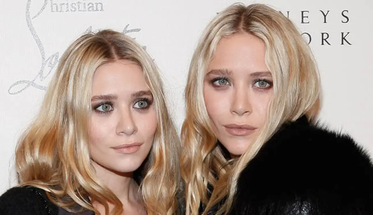 Mantan bintang TV, Mary-Kate dan Ashley Olsen yang kini menjelma menjadi perancang pakaian ternama ini, dikabarkan hanya tersenyum lebar ataupun tertawa ketika tidak di depan kamera. (Cindy Ord/Getty Images/AFP)