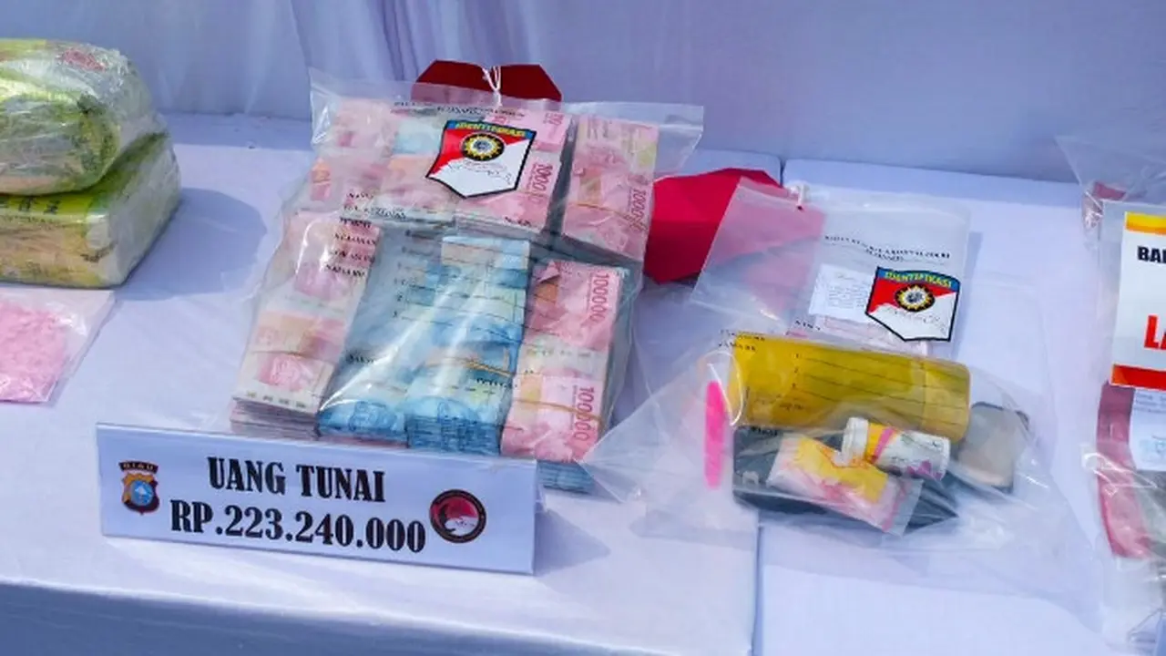 Barang bukti narkoba berupa sabu dan uang sitaan Direktorat Reserse Narkoba Polda Riau.