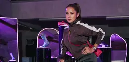 Lahir dari lintasan balap, siluet low-profile bermaterial kulit premium ini telah berevolusi menjadi salah satu ikon street style paling berpengaruh lintas generasi.
