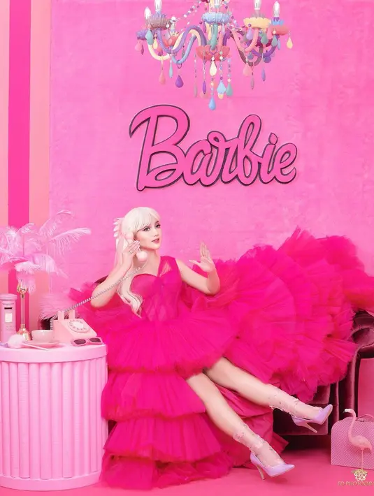 Tidak hanya makeup dan outfit, bahkan Nanda Arsyinta juga tampak berpose bak boneka Barbie. Foto: Instagram.