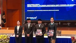 Serah terima jabatan dari Menparekraf Sandiaga Uno kepada Menteri Pariwisata Widiyanti Putri Wardhana dan Menteri Ekraf Teuku Riefky Harsya. (dok. Liputan6.com/Dinny Mutiah)