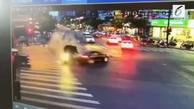 Sebuah mobil Mercedez-Benz hilang kendali saat melaju dengan kecepatan tinggi di kota Hangzhuo, China. Beberapa kendaraan tertabrak, begitupun dengan para pejalan kaki. Akibatnya, 13 orang tewas dan 12 lainnya terluka.