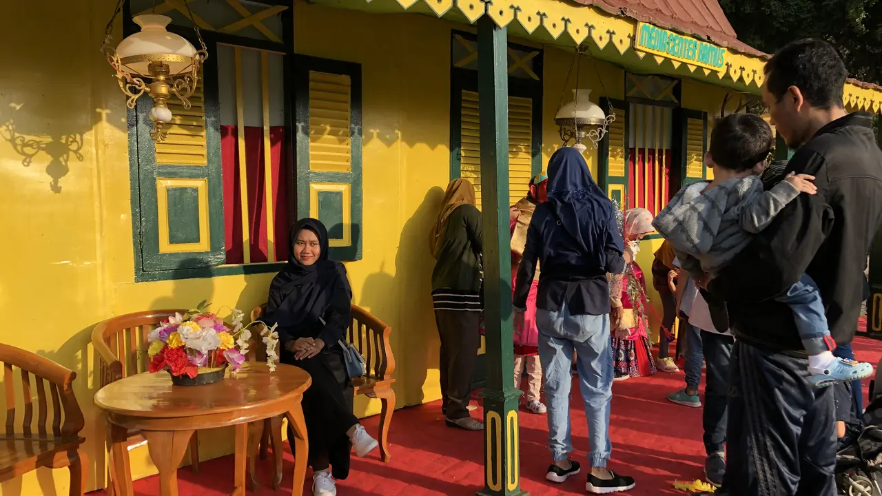Teras rumah-rumahan Betawi jadi sasaran foto dan selfie warga di Lebaran Betawi 2019. (Liputan6.com/Ratu Annisaa Suryasumirat)