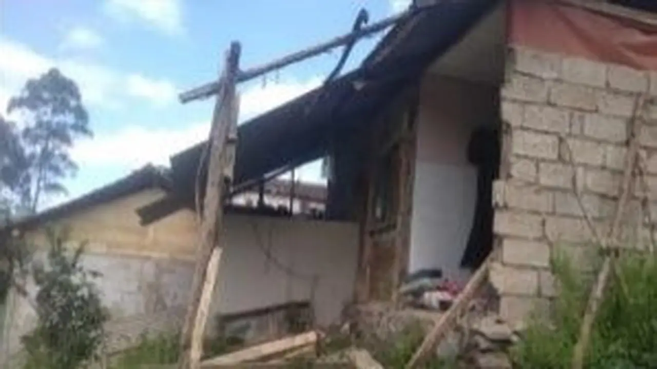 rumah rusak akibat gempa