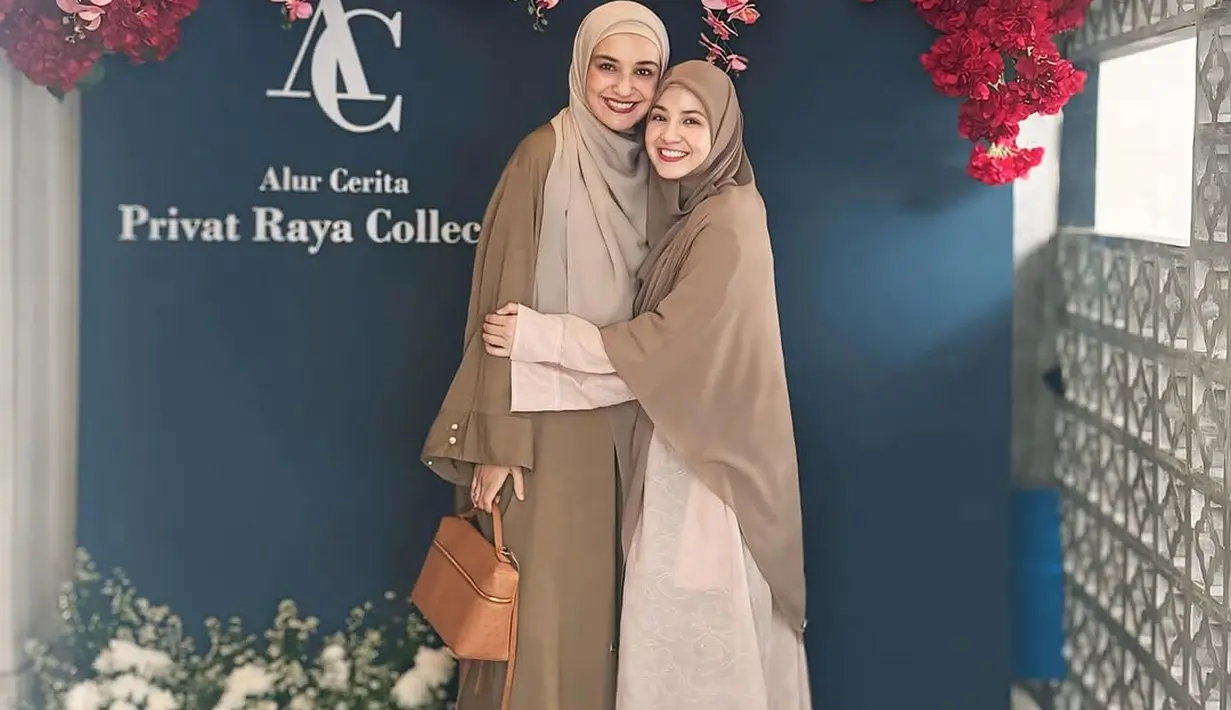 Tampilan sederhana namun tetap memukau bisa didapatkan dengan memadukan gamis polos warna cokelat dengan hijab syar’i berwarna peanut yang lembut. Warna-warna earthy seperti ini memberikan kesan hangat dan natural. [@shireensungkar].