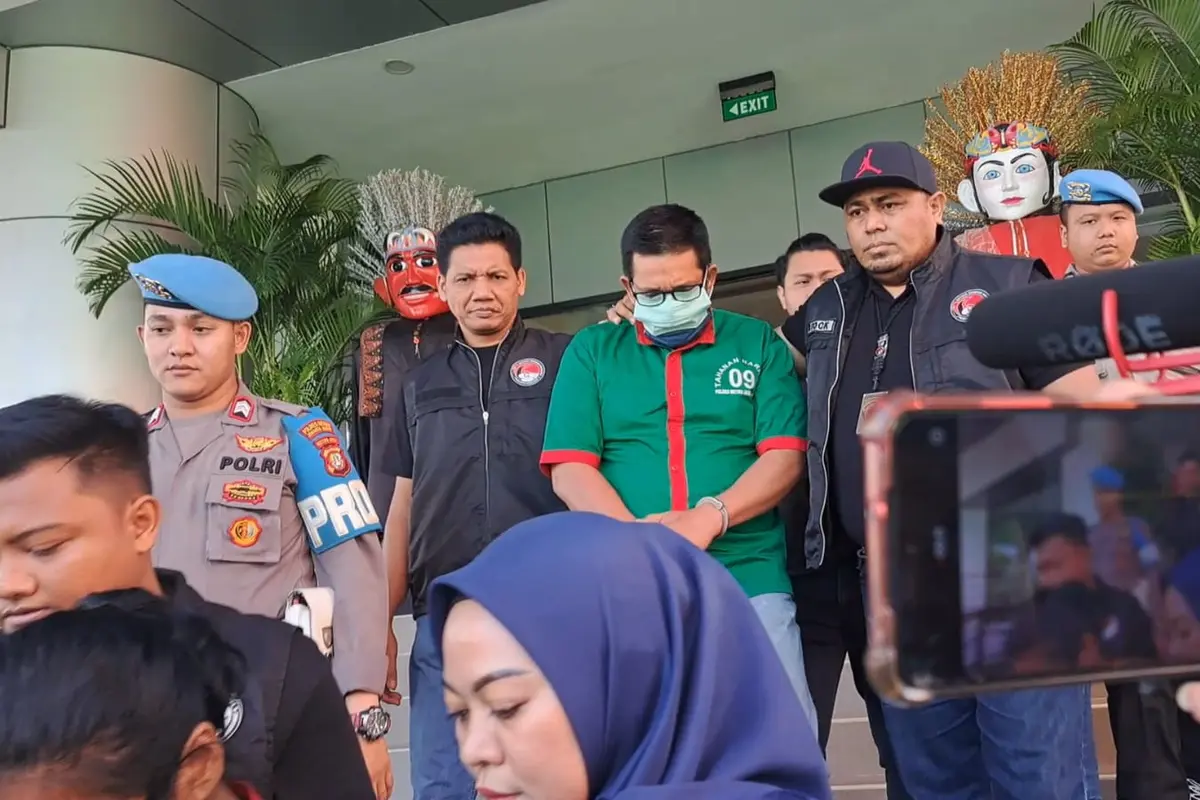 Aktor lawas Ibra Azhari kembali harus berurusan dengan polisi. Kali ini, Ibra bersama teman wanitanya yang seorang aktris wanita era 90an berinisial NN, ditangkap di apartemen kawasan Tangerang Selatan, Rabu (3/1/2024). (Merdeka.com/Bachtiarudin Alam)