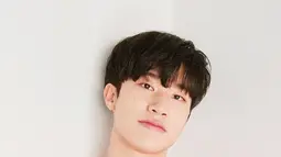 Bang Ye Dam merupakan personel yang sebelumnya menjadi trainee selama 7 tahun hingga akhirnya debut solo dan sebagai member TREASURE. Penyanyi tersebut memang sudah memiliki bakat bermusik sejak kecil. (Instagram/@yg_treasure_official)