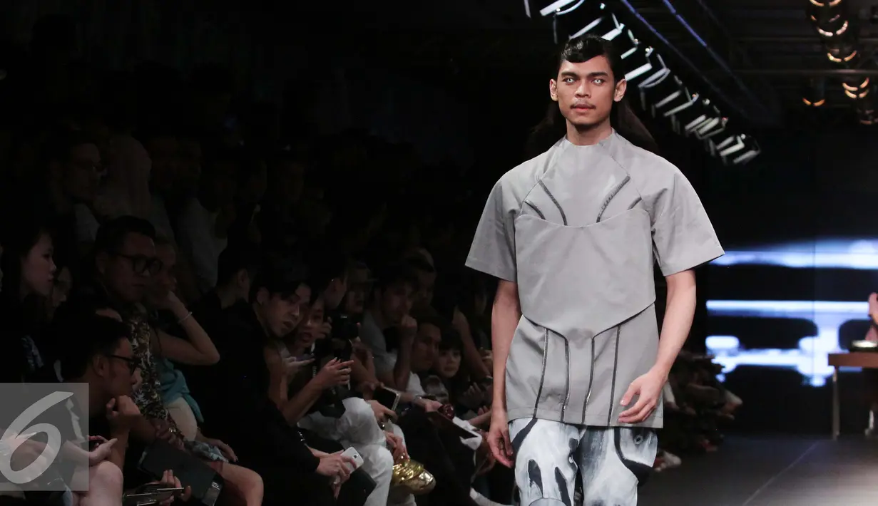 Model mengenakan busana karya Danjyo Hiyojo dalam ajang Men Fashion Week 2015 di Plaza Indonesia, Jakarta, Sabtu (19/9/2015). Para model menggunakan lensa mata yang membuat mereka terlihat unik. (Liputan6.com/Angga Yuniar)