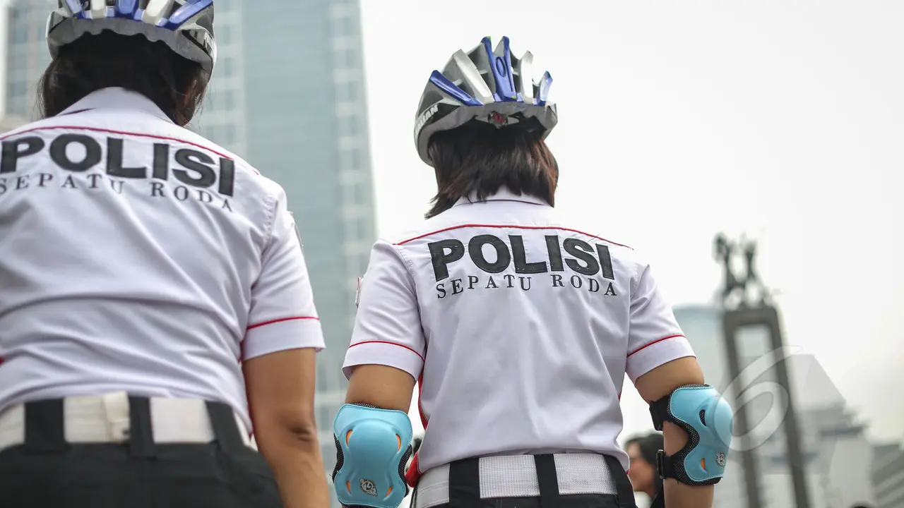 Aksi Polisi Bersepatu Roda Saat Car Free Day