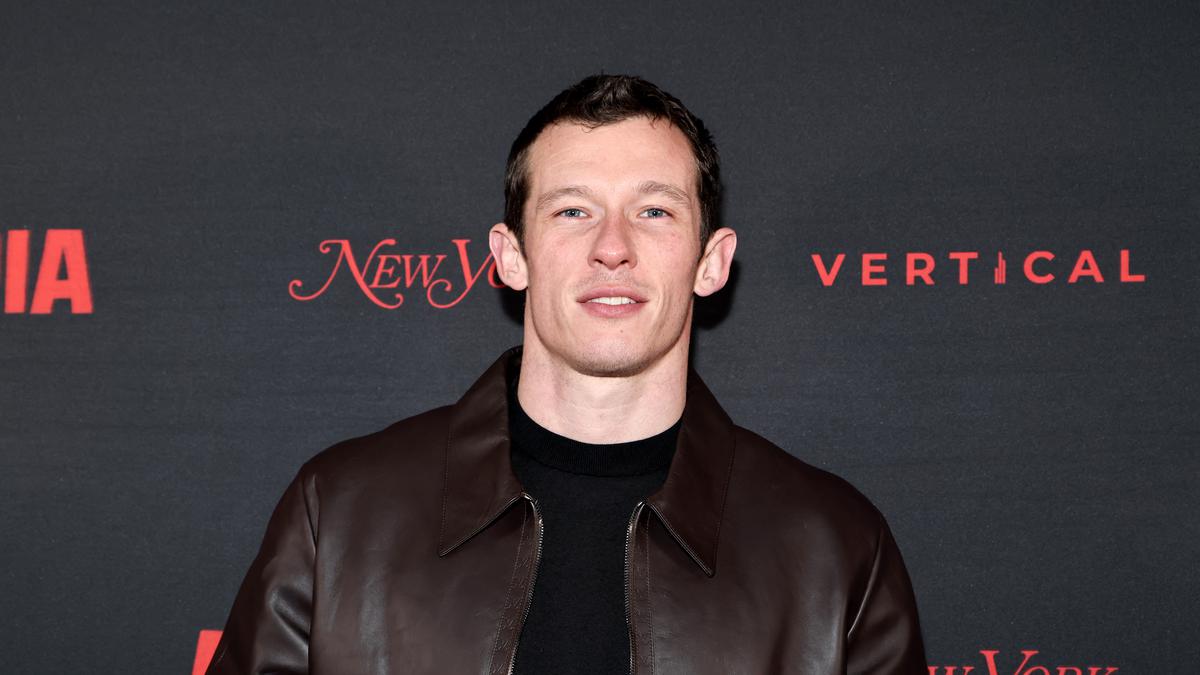 Pesona Callum Turner yang Disebut-sebut Jadi James Bond Terbaru