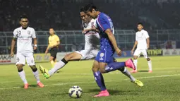 Pemain Arema Cronus, Arif Suyono berusaha melewati hadangan pemain Bali United, Fadil Sausu pada laga perempat final Piala Presiden di Stadion Kanjuruhan, Malang, Sabtu (19/9/2015). (Bola.com/Vitalis Yogi Trisna)