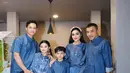 Keluarga Ashanty dan Anang Hermansyah pilih baju Lebaran sarimbit bernuansa biru tua. Tampil deep dengan kesan elegan [@ashanty_ash]