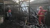 Tim pemadam kebakaran Banyuwangi melakukan pemadaman tempat usaha bangunan yang berbakar di wilayah jalan Agus Salim Banyuwangi (Istimewa)