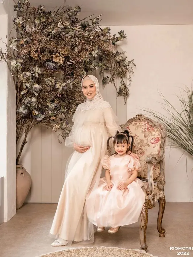 Hamil Anak ke-2, Ini 7 Gaya Maternity Shoot Kartika Putri Bergaun Krem