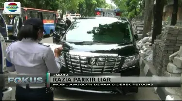 Parkir di bahu jalan kawasan Menteng, Jakarta Pusat, mobil anggota DPR RI ini diderek petugas.