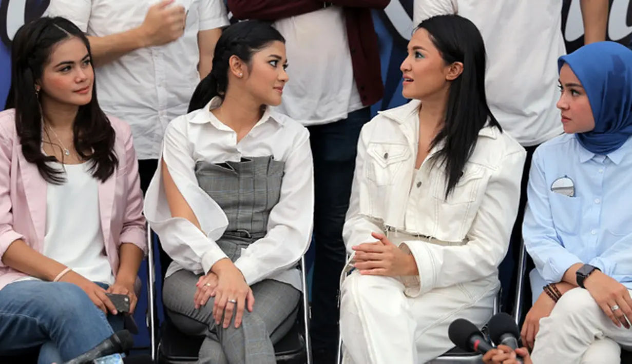 Tepatnya Sabtu (14/4/2018), acara Meet and Greet berlangsung di City Plaza Jatinegara, Jakarta Timur. Keseruan tampak terjadi saat para pemain jumpa dengan para penggemarnya yang juga sangat antusias. (Deki Prayoga/Bintang.com)