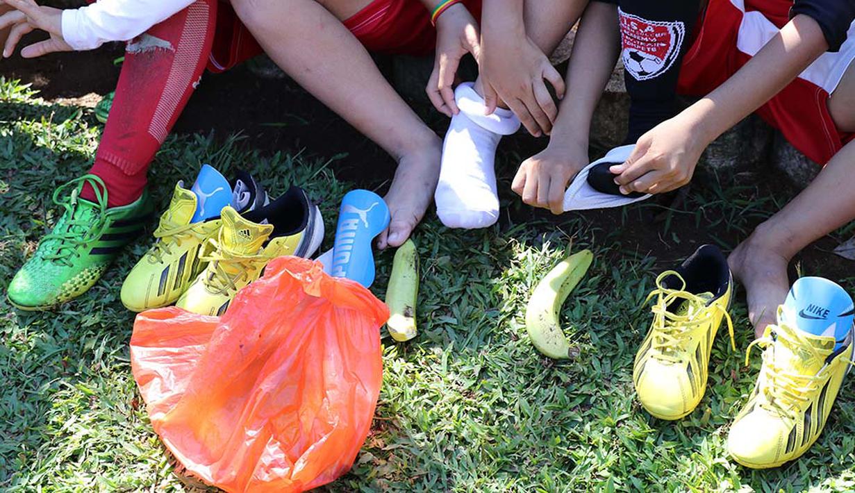 Beraneka warna sepatu sepakbola menjadi gaya tersendiri untuk anak-anak. (Bolacom/Arief Bagus)