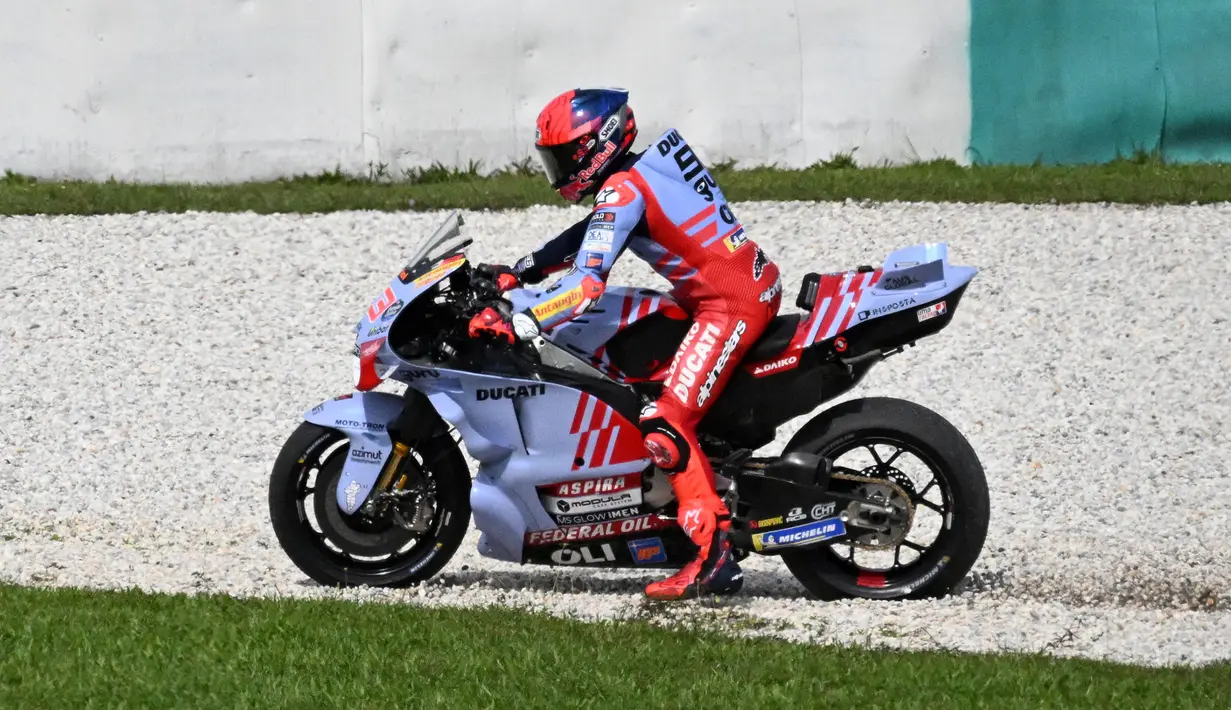 Marc Marquez dari Gresini Racing meninggalkan trek saat tes pramusim MotoGP 2024 di Sirkuit Internasional Sepang, Sepang, Malaysia, Rabu (2/7/2024).  (AFP/Mohd Rasfan)