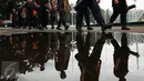 Polisi menjaga ketat gedung DPR/MPR di Kompleks Parlemen, Senayan, Jakarta, Jumat (25/11). Sebanyak 1.288 personel kepolisian bersiaga mengamankan gedung DPR/MPR terkait informasi unjuk rasa lanjutan yang dilakukan hari ini. (Liputan6.com/Johan Tallo)