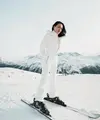 Shandy Aulia tampil dengan pakaian hangat serba putih yang mirip dengan salju saat bermain ski di Swiss. Ibu satu anak ini mengenakan inner turtleneck dipadukan jaket padding dan celana putih. [@shandyaulia]