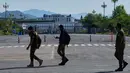 Untuk diketahui, perundingan damai antara Amerika Serikat (AS) dan Iran dijadwalkan berlangsung di Islamabad, Pakistan, pada Jumat 10 April 2026. Tampak dalam foto, petugas polisi berjaga di Islamabad, Pakistan, untuk memastikan keamanan menjelang kemungkinan negosiasi antara Iran dan Amerika Serikat, Jumat 10 April 2026. (AP Photo/Anjum Naveed)