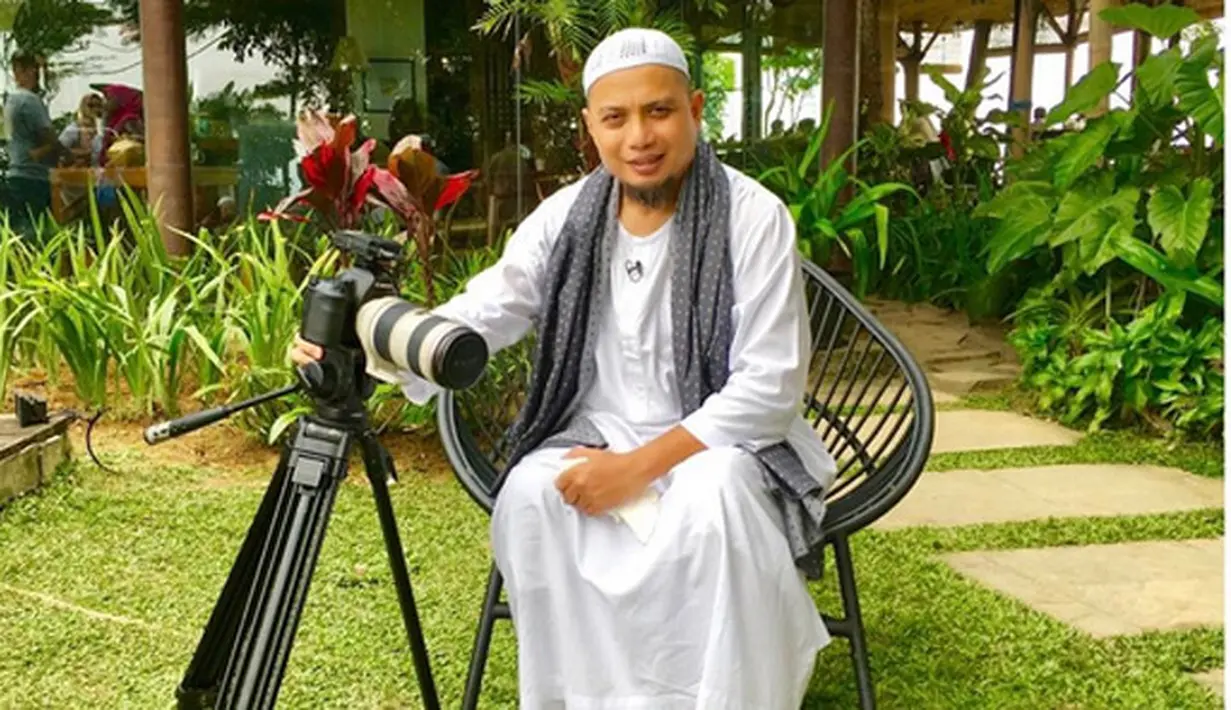 Menengok kebelakang, Arifin Ilham menikah pertama kali dengan Wahyuniati Al Wali. Pernikahan yang dibangun sejak 28 April 1998 itu, dikaruniai tiga orang anak Muhammad Alvin Faiz, Ammar Muhammad Dzikra dan Muhammad Abbas. (Instagram/kh_m_arifin_ilham)