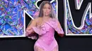 Rapper dan penyanyi AS Nicki Minaj tiba untuk penghargaan tahunan MTV, Video Music Awards (VMA) 2023 di Prudential Center, Newark, New Jersey, pada Selasa (12/9/2023) waktu setempat. (ANGELA WEISS / AFP)