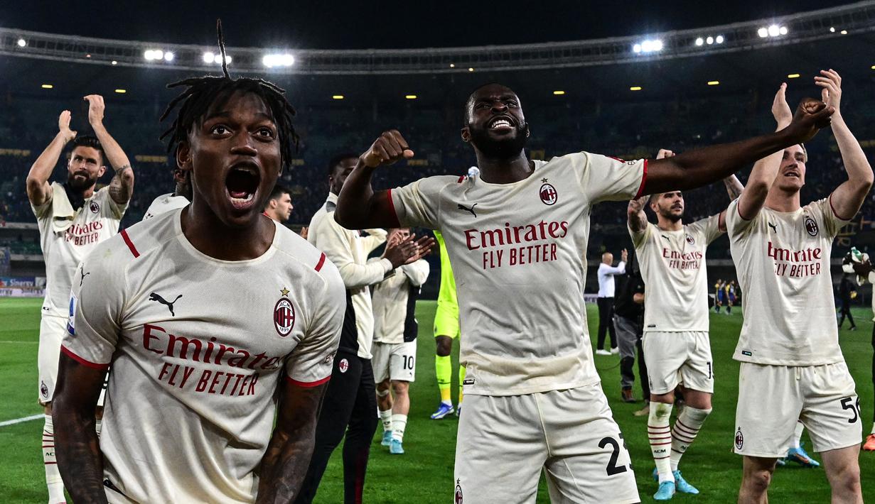Rafael Leao (kiri) terpilih sebagai pemain terbaik Serie A musim 2021/2022. Pemain asal Portugal ini mencetak 11 gol dan 10 assist dari 34 penampilannya untuk AC Milan sebagai juara liga. Performa gemilanya ini pun membuat harga pasarnya naik sebesar 15 juta euro, atau kini menjadi 50 juta euro. (AFP/Miguel Medina)