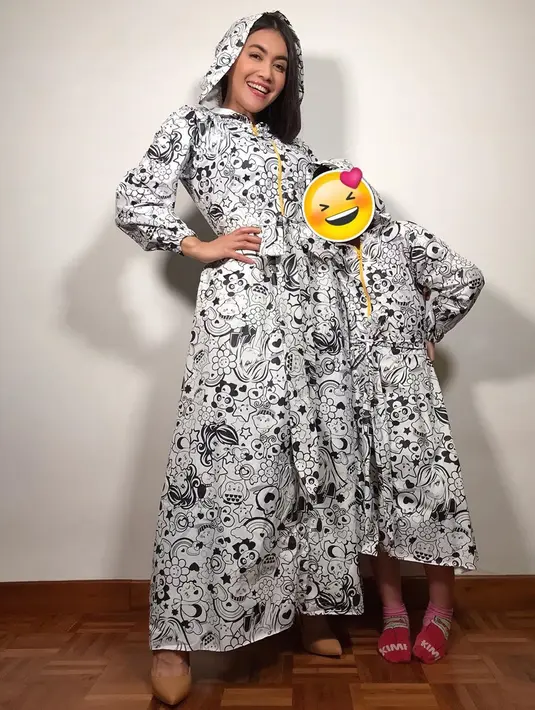 Emilia Contessa, ibu dari Denada, menjadi salah satu sosok yang berperan mengganti nama gadis kecil nan menggemaskan itu. Menurut Denada, Tindakan tersebut menjadi bentuk ikhtiar seorang nenek untuk cucuknya. (Instagram/denadaindonesia)