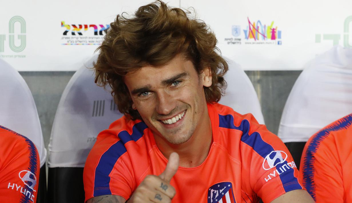 Antoine Griezmann saat berada di bangku cadangan selama pertandingan persahabatan antara Beitar Jerusalem dan Atletico Madrid di Stadion Teddy di Yerusalem pada 21 Mei 2019. (Foto by Jack Guez/ AFP)