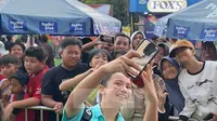 Momen hangat mewarnai Srikandi Merdeka Cup 2026 saat para pemain Thailand U-16 melayani permintaan foto bersama dan memberikan tanda tangan kepada para penggemar. Interaksi tersebut menunjukkan sportivitas dan keakraban di luar persaingan di lapangan...