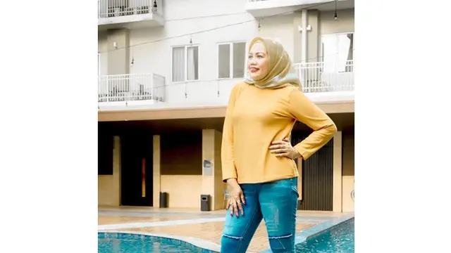6 Gaya Foto Elly Sugigi Bak ABG, Ada yang di Pinggir Kolam Renang