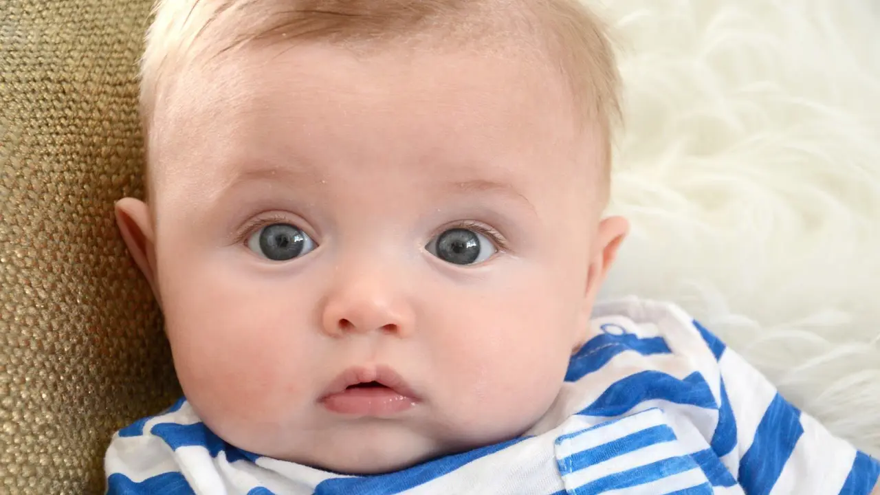 Jutaan Orang Tertawa Melihat Tingkah Bayi Pencemburu Ini