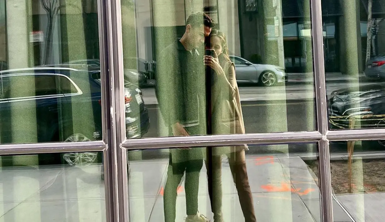 Kini, keduanya pun kembali memperlihatkan kemesraan saat berada di Amerika. Potret kemesraan Cinta Laura dan Arya Vasco ini pun langsung mencuri perhatian netizen. (Liputan6.com/IG/@claurakiehl)