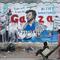 Anak-anak Palestina melihat mural yang menggambarkan pencegatan kapal-kapal yang berpartisipasi dalam Armada Sumud Global, sebuah misi bantuan kemanusiaan yang dipimpin sipil ke Gaza melalui laut, di Nuseirat, Jalur Gaza Tengah pada 19 Mei 2026. (Eyad Baba/AFP)