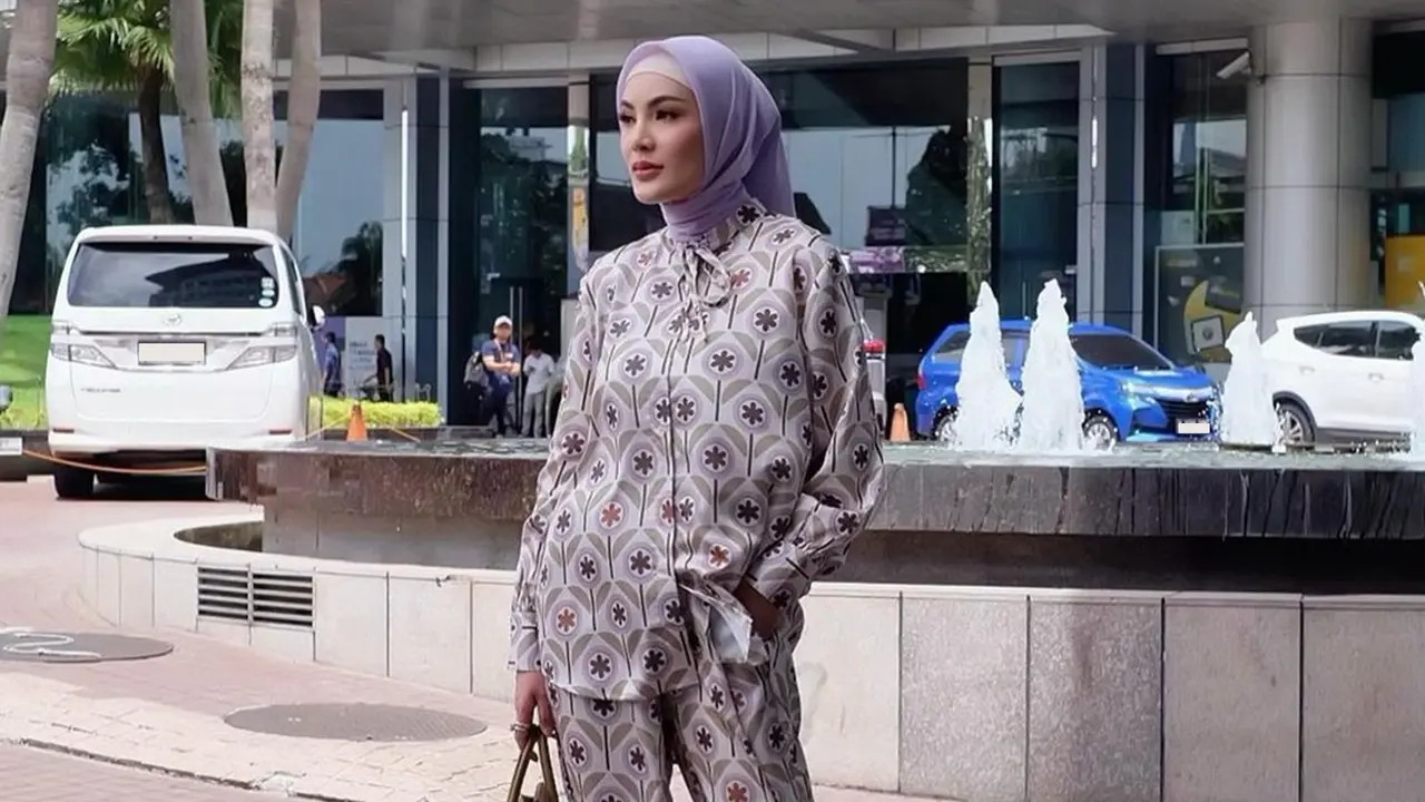 Gaya OOTD Nindy Ayunda dengan Hijab Ini Bisa Jadi Inspirasi